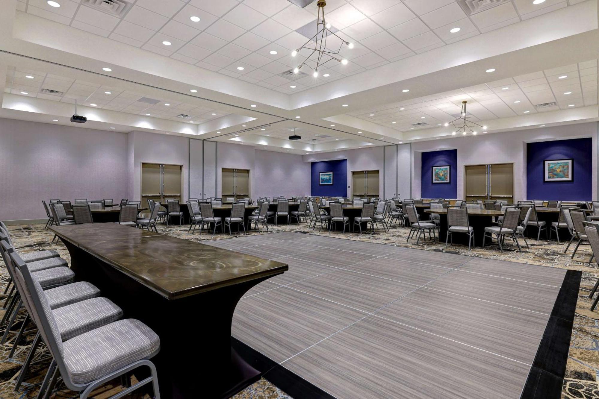Hilton Garden Inn Cedar Rapids Exteriör bild